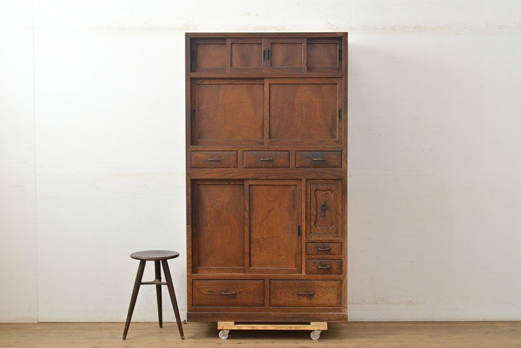 アンティーク家具　大正昭和初期　前面ケヤキ材　レトロな雰囲気漂う関東水屋箪笥(重ね箪笥、収納棚、食器棚、戸棚、キャビネット)(R-051160)