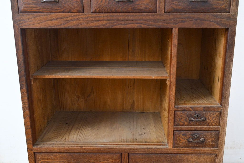 アンティーク家具　大正昭和初期　前面ケヤキ材　レトロな雰囲気漂う関東水屋箪笥(重ね箪笥、収納棚、食器棚、戸棚、キャビネット)(R-051160)