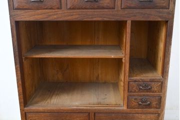 アンティーク家具　大正昭和初期　前面ケヤキ材　レトロな雰囲気漂う関東水屋箪笥(重ね箪笥、収納棚、食器棚、戸棚、キャビネット)(R-051160)