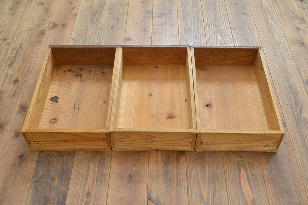 アンティーク家具　大正昭和初期　前面ケヤキ材　レトロな雰囲気漂う関東水屋箪笥(重ね箪笥、収納棚、食器棚、戸棚、キャビネット)(R-051160)