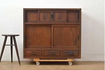アンティーク家具　大正昭和初期　前面ケヤキ材　レトロな雰囲気漂う収納棚(関東水屋箪笥、戸棚、サイドキャビネット、サイドボード)(R-051161)