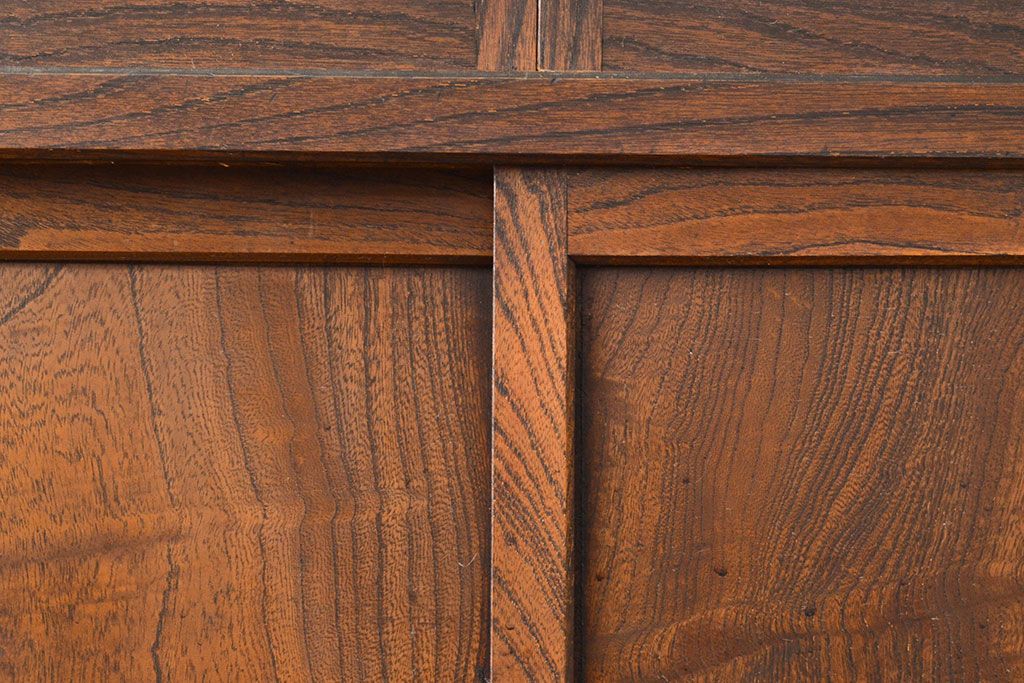 アンティーク家具　大正昭和初期　前面ケヤキ材　レトロな雰囲気漂う収納棚(関東水屋箪笥、戸棚、サイドキャビネット、サイドボード)(R-051161)