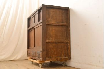 アンティーク家具　大正昭和初期　前面ケヤキ材　レトロな雰囲気漂う収納棚(関東水屋箪笥、戸棚、サイドキャビネット、サイドボード)(R-051161)