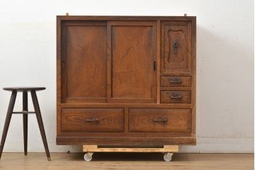 アンティーク家具　大正昭和初期　前面ケヤキ材　レトロな雰囲気漂う収納棚(関東水屋箪笥、戸棚、サイドキャビネット、サイドボード)(R-051162)