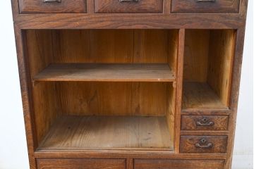アンティーク家具　大正昭和初期　前面ケヤキ材　レトロな雰囲気漂う収納棚(関東水屋箪笥、戸棚、サイドキャビネット、サイドボード)(R-051162)