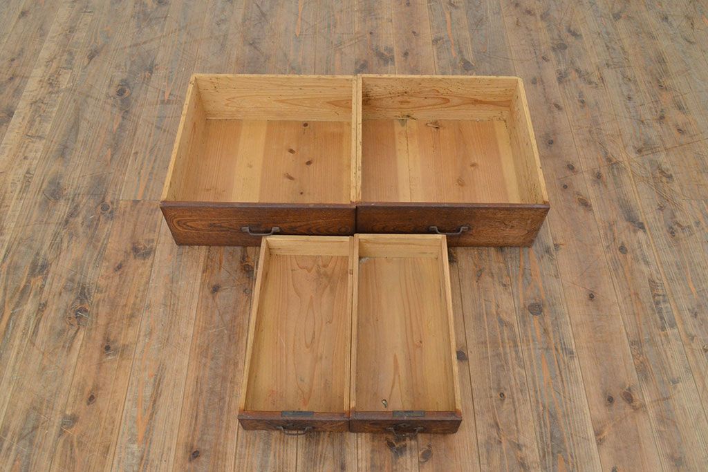 アンティーク家具　大正昭和初期　前面ケヤキ材　レトロな雰囲気漂う収納棚(関東水屋箪笥、戸棚、サイドキャビネット、サイドボード)(R-051162)