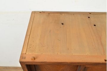 アンティーク家具　大正昭和初期　前面ケヤキ材　レトロな雰囲気漂う収納棚(関東水屋箪笥、戸棚、サイドキャビネット、サイドボード)(R-051162)