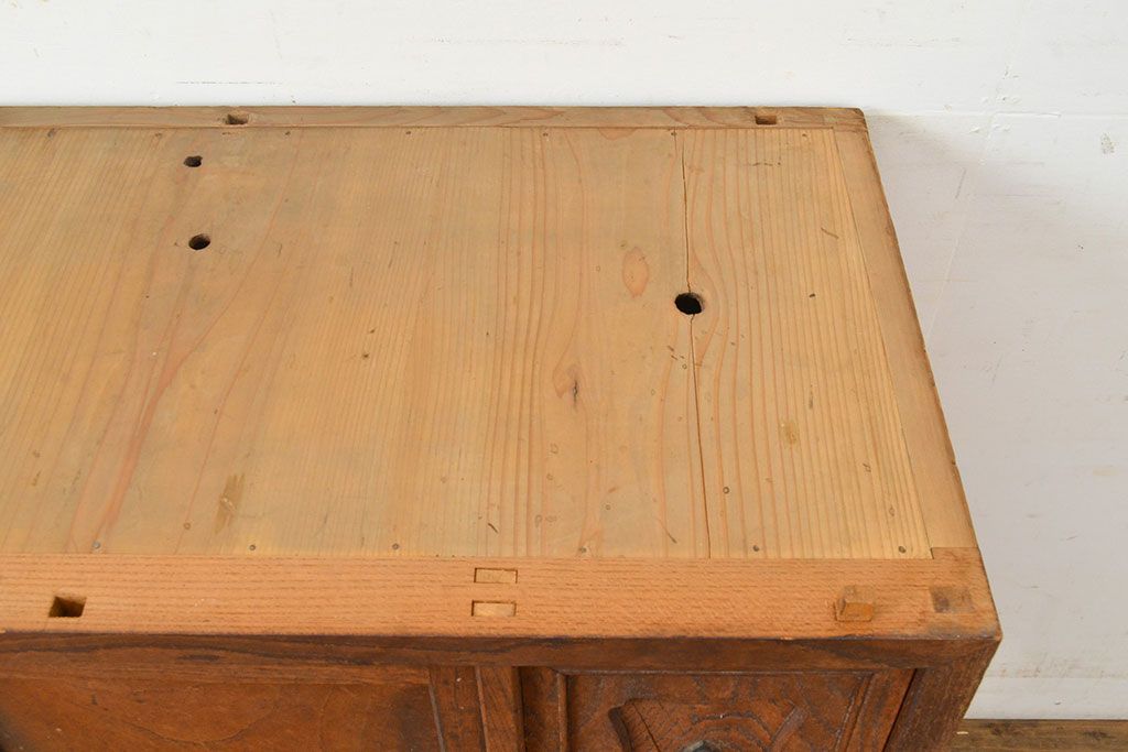 アンティーク家具　大正昭和初期　前面ケヤキ材　レトロな雰囲気漂う収納棚(関東水屋箪笥、戸棚、サイドキャビネット、サイドボード)(R-051162)