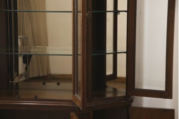 中古　美品　センチュリー社(CENTURY)　サァラ麻布取り扱い 豪華な佇まいのキャビネット(収納棚、飾り棚、食器棚)(定価約240万円)(R-051166)