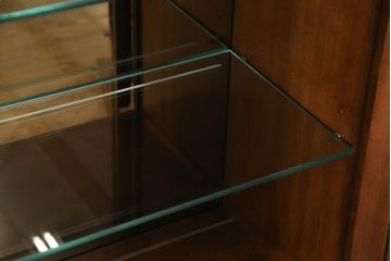 中古　美品　センチュリー社(CENTURY)　サァラ麻布取り扱い 豪華な佇まいのキャビネット(収納棚、飾り棚、食器棚)(定価約240万円)(R-051166)