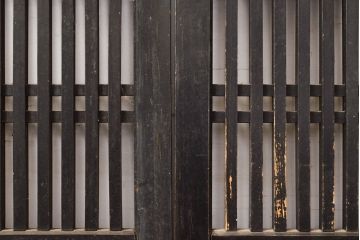 アンティーク建具　明治大正期　赤みがかった茶色と黒のコントラストがおしゃれな格子帯戸3枚セット(引き戸)(R-051167)
