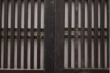 アンティーク建具　明治大正期　赤みがかった茶色と黒のコントラストがおしゃれな格子帯戸3枚セット(引き戸)(R-051167)