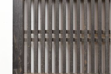 アンティーク建具　明治大正期　赤みがかった茶色と黒のコントラストがおしゃれな格子帯戸3枚セット(引き戸)(R-051167)