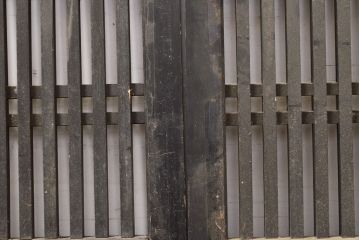 アンティーク建具　明治大正期　赤みがかった茶色と黒のコントラストがおしゃれな格子帯戸3枚セット(引き戸)(R-051167)