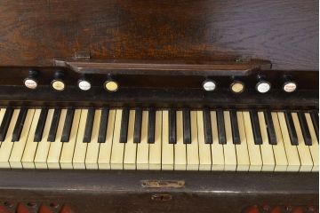 アンティーク雑貨　ジャンク品　昭和初期　ノスタルジックな雰囲気を演出するオルガン(ディスプレイ、店舗什器)(R-051171)