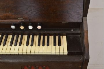 アンティーク雑貨　ジャンク品　昭和初期　ノスタルジックな雰囲気を演出するオルガン(ディスプレイ、店舗什器)(R-051171)