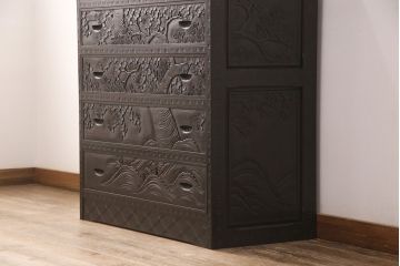 ヴィンテージ家具　伝統工芸　軽井沢彫り　側面まで凝った意匠が魅力!どこから見ても桜の彫りを楽しめる上手物のビンテージチェスト(引き出し、箪笥、洋服タンス)(R-051180)