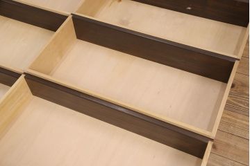 ヴィンテージ家具　伝統工芸　軽井沢彫り　側面まで凝った意匠が魅力!どこから見ても桜の彫りを楽しめる上手物のビンテージチェスト(引き出し、箪笥、洋服タンス)(R-051180)