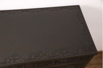 ヴィンテージ家具　伝統工芸　軽井沢彫り　側面まで凝った意匠が魅力!どこから見ても桜の彫りを楽しめる上手物のビンテージチェスト(引き出し、箪笥、洋服タンス)(R-051180)