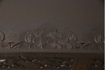 ヴィンテージ家具　伝統工芸　軽井沢彫り　側面まで凝った意匠が魅力!どこから見ても桜の彫りを楽しめる上手物のビンテージチェスト(引き出し、箪笥、洋服タンス)(R-051180)