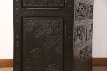 ヴィンテージ家具　伝統工芸　軽井沢彫り　側面まで凝った意匠が魅力!どこから見ても桜の彫りを楽しめる上手物のビンテージチェスト(引き出し、箪笥、洋服タンス)(R-051180)