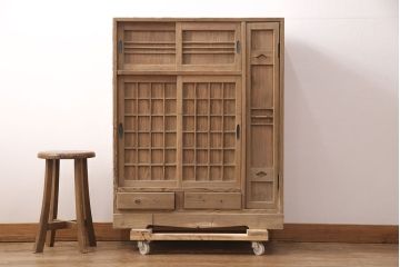 昭和初期　素朴な木味が魅力!凝った扉の造りが純和風の雰囲気を高める下駄箱(収納棚、靴箱、戸棚)(R-051183)