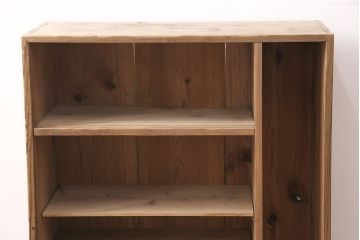 昭和初期　素朴な木味が魅力!凝った扉の造りが純和風の雰囲気を高める下駄箱(収納棚、靴箱、戸棚)(R-051183)