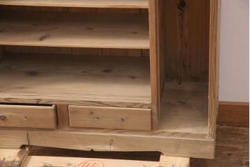 昭和初期　素朴な木味が魅力!凝った扉の造りが純和風の雰囲気を高める下駄箱(収納棚、靴箱、戸棚)(R-051183)