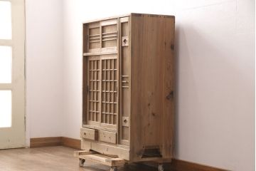 昭和初期　素朴な木味が魅力!凝った扉の造りが純和風の雰囲気を高める下駄箱(収納棚、靴箱、戸棚)(R-051183)