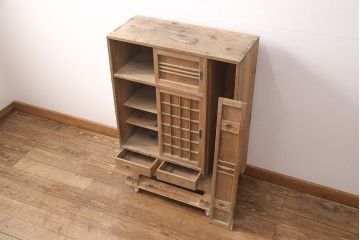 昭和初期　素朴な木味が魅力!凝った扉の造りが純和風の雰囲気を高める下駄箱(収納棚、靴箱、戸棚)(R-051183)