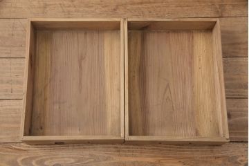 昭和初期　素朴な木味が魅力!凝った扉の造りが純和風の雰囲気を高める下駄箱(収納棚、靴箱、戸棚)(R-051183)