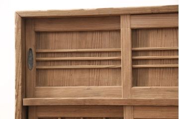 昭和初期　素朴な木味が魅力!凝った扉の造りが純和風の雰囲気を高める下駄箱(収納棚、靴箱、戸棚)(R-051183)