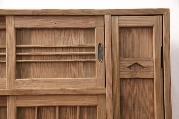 昭和初期　素朴な木味が魅力!凝った扉の造りが純和風の雰囲気を高める下駄箱(収納棚、靴箱、戸棚)(R-051183)