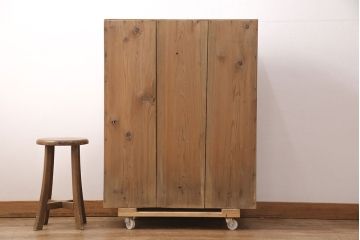 昭和初期　素朴な木味が魅力!凝った扉の造りが純和風の雰囲気を高める下駄箱(収納棚、靴箱、戸棚)(R-051183)