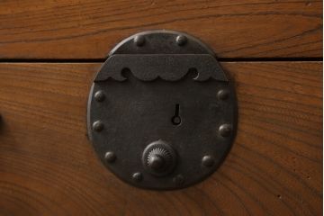 和製アンティーク　前面と側面にケヤキ材を使用した上手物の美濃帳場箪笥(収納箪笥、時代箪笥、和タンス)(R-051199)