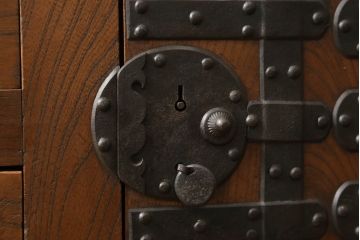 和製アンティーク　前面と側面にケヤキ材を使用した上手物の美濃帳場箪笥(収納箪笥、時代箪笥、和タンス)(R-051199)