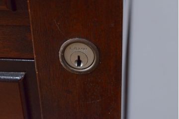 中古　美品　松本民芸家具　小物収納におすすめ!鍵付きが嬉しい6段チェスト(引き出し、サイドチェスト)(定価約23万円)(R-051212)