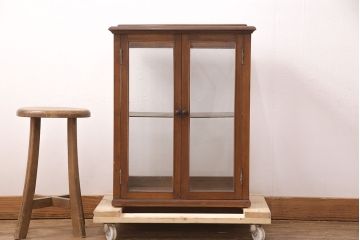 アンティーク家具　カバ材　扉がおしゃれな雰囲気を高める卓上ガラスケース(ショーケース、陳列棚、飾り棚)(R-051213)