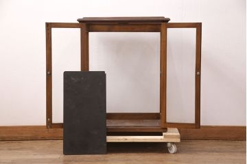 アンティーク家具　カバ材　扉がおしゃれな雰囲気を高める卓上ガラスケース(ショーケース、陳列棚、飾り棚)(R-051213)