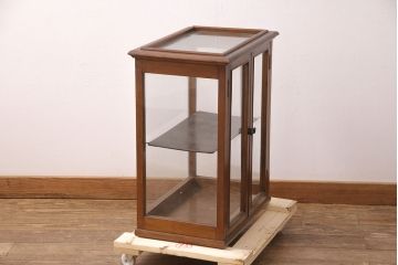 アンティーク家具　カバ材　扉がおしゃれな雰囲気を高める卓上ガラスケース(ショーケース、陳列棚、飾り棚)(R-051213)