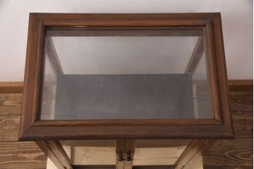 アンティーク家具　カバ材　扉がおしゃれな雰囲気を高める卓上ガラスケース(ショーケース、陳列棚、飾り棚)(R-051213)