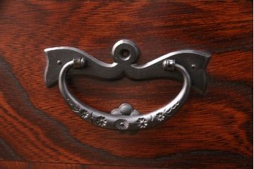 中古　美品　岩谷堂箪笥　迫力のある杢目と金具が存在感を放つ整理箪笥(衣装箪笥、引き出し、チェスト)(R-051214)