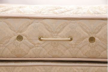 中古　DREXEL HERITAGE(ドレクセルヘリテージ)　Triune(トライユン)　シモンズ　落ち着いた雰囲気づくりを叶えるベッド(ダブル、ワイドダブル)(R-051217)