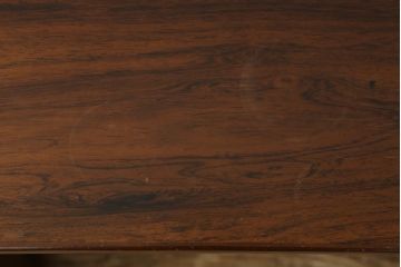 デンマークヴィンテージ　北欧家具　ローズウッド材の赤みがかった色味が素敵なネストテーブル(サイドテーブル、飾り台、ビンテージ)(R-051219)