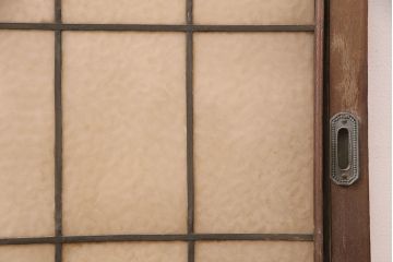 アンティーク建具　大正ロマンの雰囲気漂うミルクガラスを使ったステンドグラスの引き戸1枚(窓、建具)(R-051222)