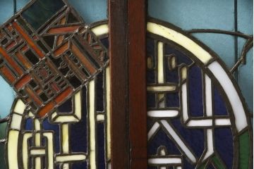 和製アンティーク　希少品!独特な意匠から貫録を感じさせるステンドグラス窓2枚セット(建具、引き戸、明り取り)(R-051223)