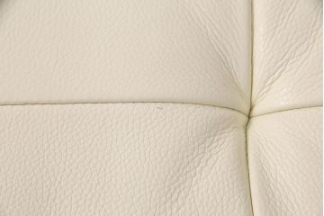 中古　美品　IDC大塚家具　本革L/S　コンフォート　高級感漂うホワイトカラーが目を引くソファセット(定価約58万円)(3人掛け、4人掛け)(R-051225)
