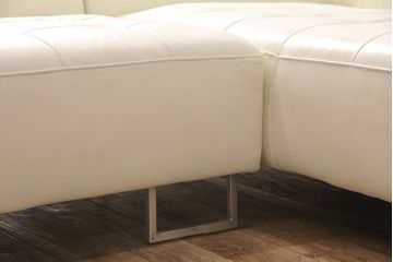 中古　美品　IDC大塚家具　本革L/S　コンフォート　高級感漂うホワイトカラーが目を引くソファセット(定価約58万円)(3人掛け、4人掛け)(R-051225)