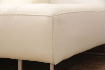 中古　美品　IDC大塚家具　本革L/S　コンフォート　高級感漂うホワイトカラーが目を引くソファセット(定価約58万円)(3人掛け、4人掛け)(R-051225)
