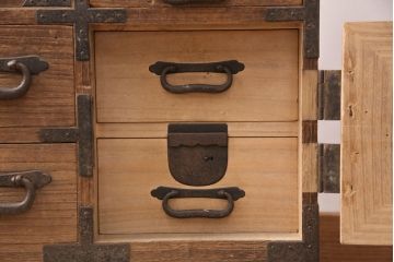 和製アンティーク　上手物!味わい深い木肌と黒い金具が貫録を感じさせる総桐帳場箪笥(時代箪笥、収納箪笥、引き出し)(R-051226)